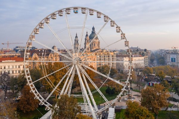 Erzsébet tér, Budapest Eye óriáskerék és a Bazilika