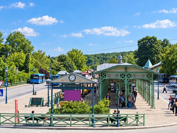 Hűvösvölgy végállomás zöld pavilonnal és buszokkal