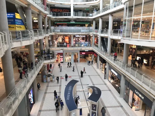 A Mammut bevásárlóközpont világos belső átriuma