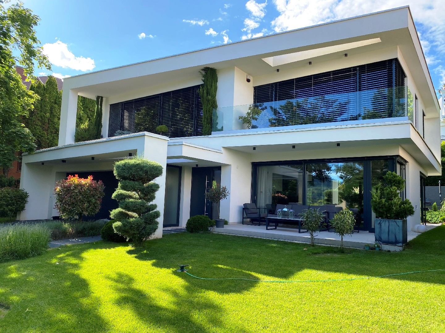 Modern villa parkosított kerttel Remetekertvárosban